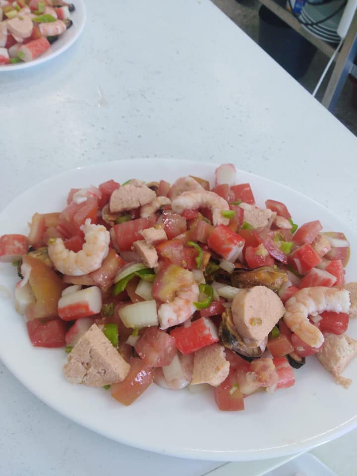 Bar Mercado Rivera ensalada de gambas, surimi y pimientos