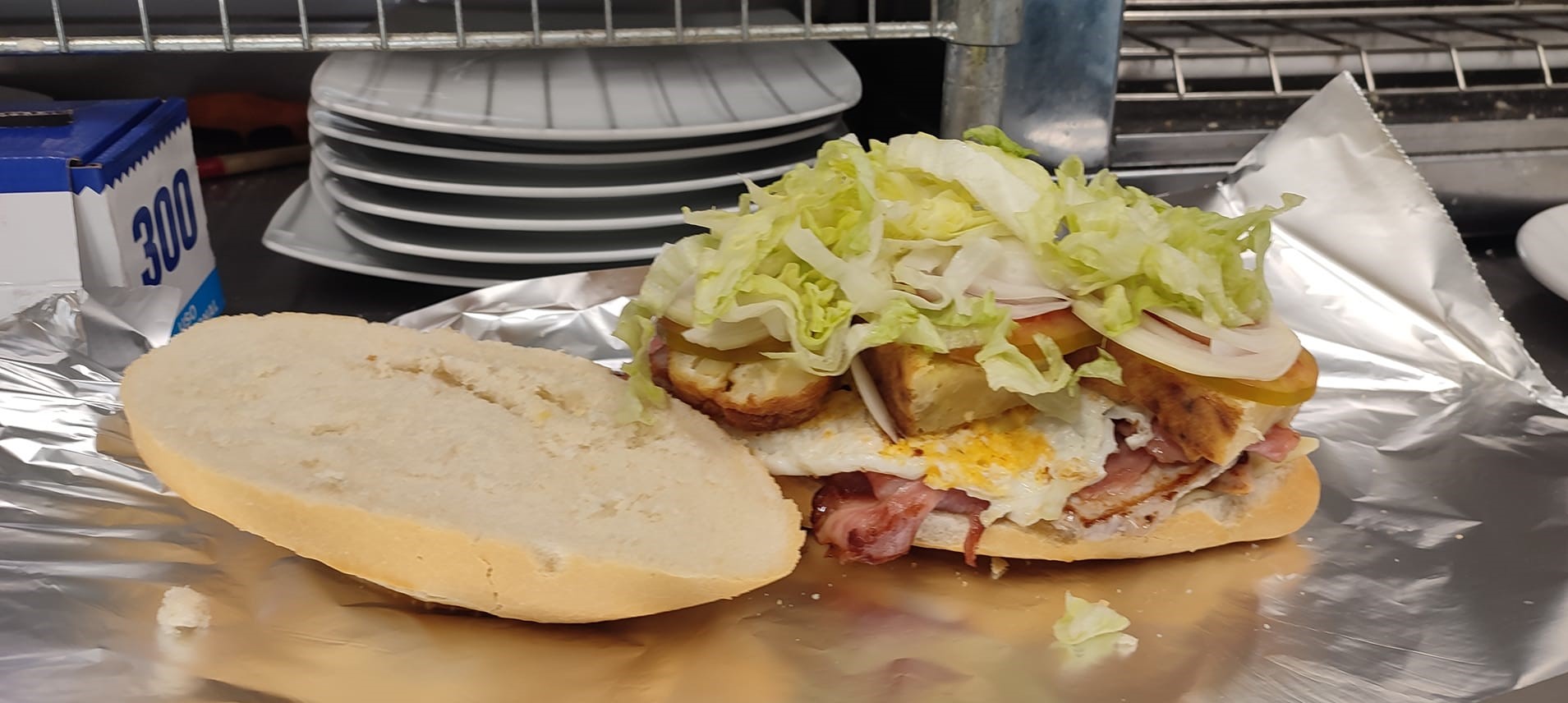 Bar Mercado Rivera bocadillo bacon, huevo, ensalada y tortilla